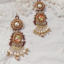 I BO Reflets de Rosée sono ricamati con perle perlate, cristalli Swarovski e ganci per orecchie in oro 14 carati.